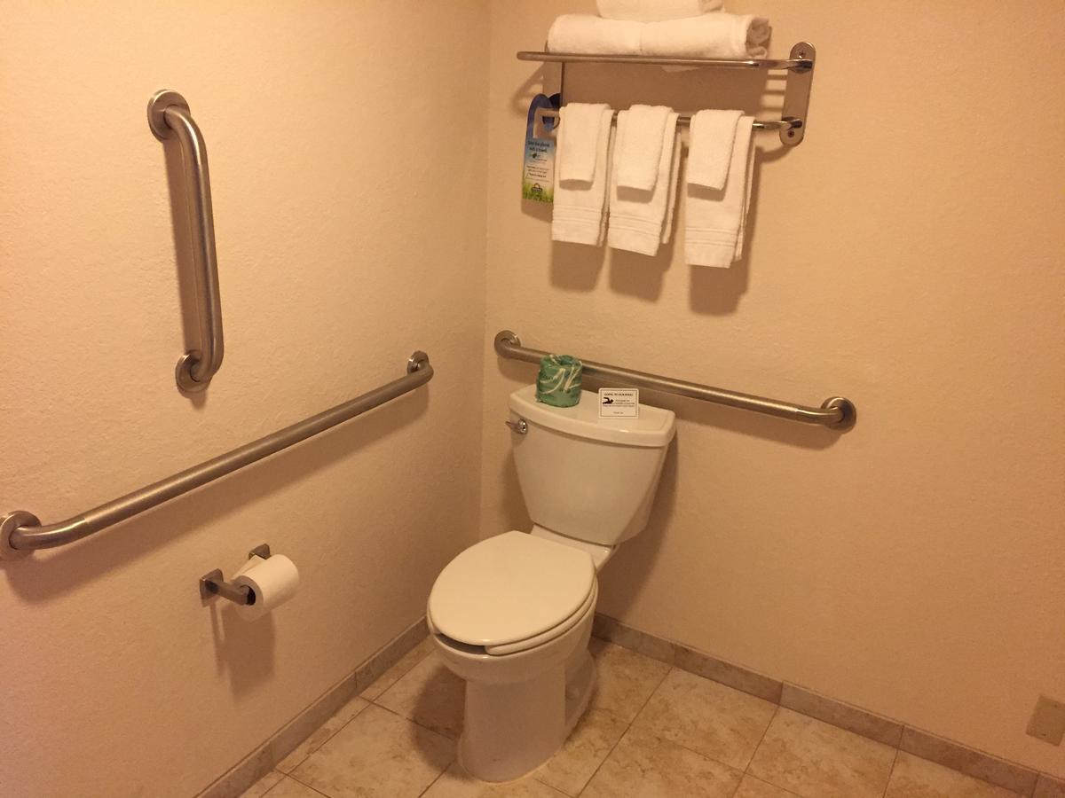 Queen Room with Bath Tub - Mobility Accessible/Non-Smoking